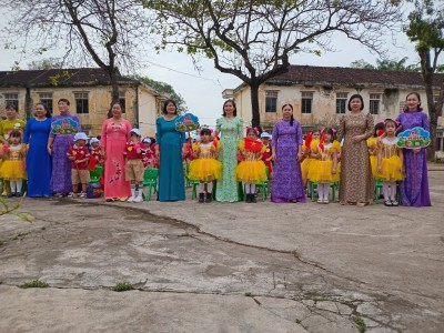 BGH và GV 2 trường chụp ảnh cùng các em học sinh Mầm Non  5 tuổi